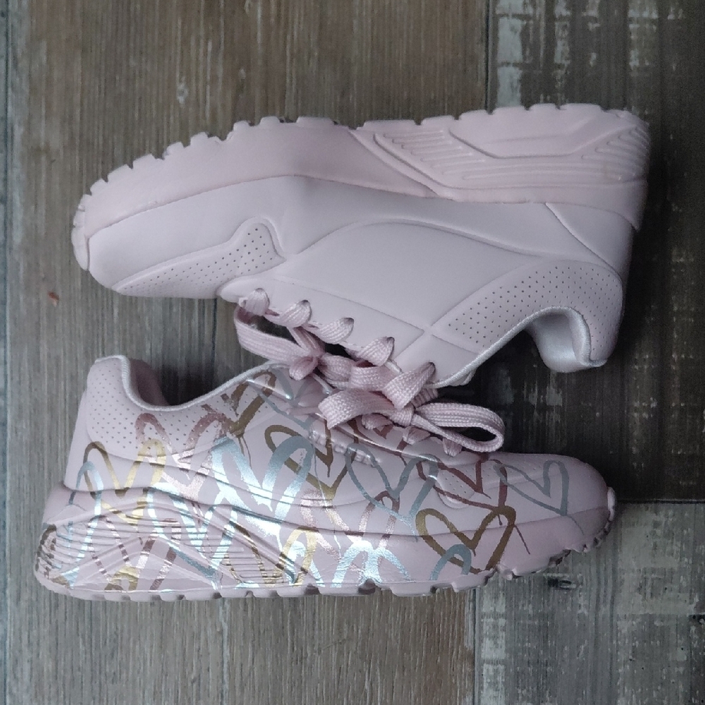 Skechers X JGoldcrown: Uno Lite - Metallic Love
